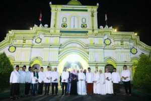 Arsitektur Masjid Jamik Sumenep yang Bikin Kagum Gubernur Jawa Timur Khofifah Indar Parawansa usai sholat tarawih di masjid jamik sumenep (foto : Humas Pemprov Jatim)
