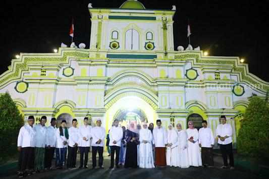 Arsitektur Masjid Jamik Sumenep yang Bikin Kagum Gubernur Jawa Timur Khofifah Indar Parawansa usai sholat tarawih di masjid jamik sumenep (foto : Humas Pemprov Jatim)