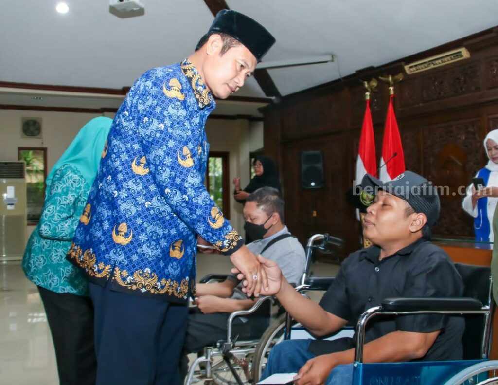 Lamongan Semarakkan Ramadhan Bersama Disabilitas Penyerahan santunan Ramadhan untuk penyandang disabilitas Lamongan, di Pendopo Lokatantra (Foto: A. Thoriq Hidayatullah/beritajatim.com).
