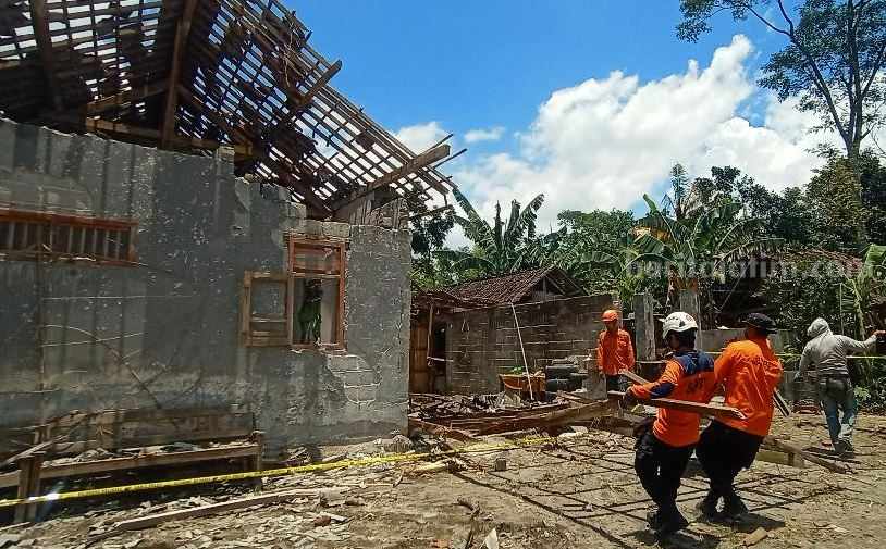 Rumah warga yang mengalami kerusakan berat di Dusun Tegalrejo Sadeng Dusun karangbendo Kecamatan Ponggok kabupaten Blitar.