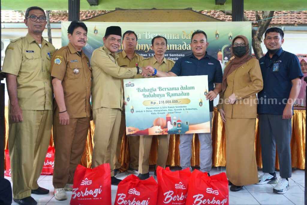 SIG Peduli membagikan sembako kepada warga di Gresik.