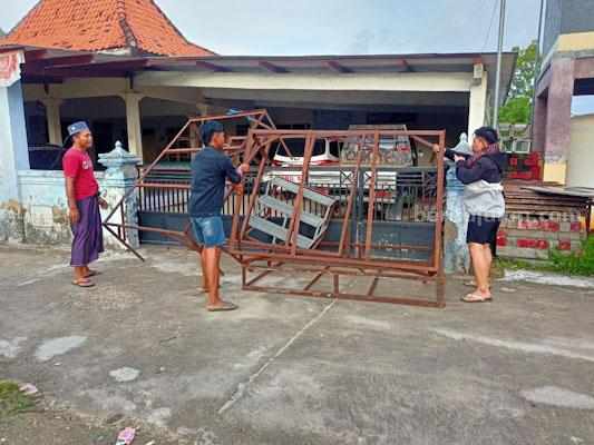 Warga desa Gersik Putih menyegel balai desa.