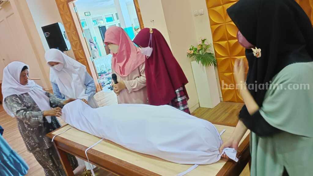 Siswa SMP Al Falah Deltasari Sidoarjo Belajar Merawat Jenazah Siswa SMP Al Falah Deltasari Sidoarjo belajar merawat jenazah.