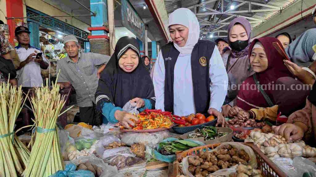 Gubenur Jawa Timur, Khofifah Indar Parawansa saat berinteraksi dengan pedangan di Pasar Kedung Maling. [Foto : Misti/beritajatim.com]