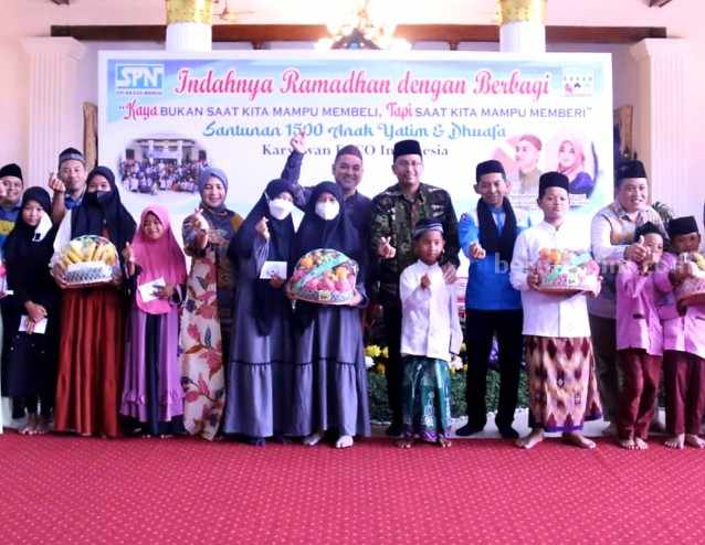 Gus Muhdlor Serahkan Santunan 1.500 Anak Yatim dari SPN PT Ecco Sidoarjo Gus Muhdlor