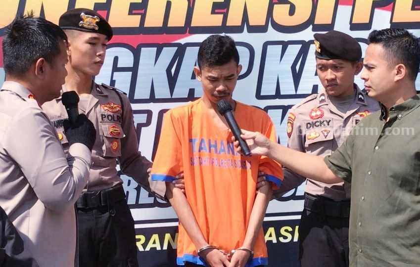 Kapolresta Sidoarjo Kombespol Kusumo dan Kasatreskrim Kompol Tiksnarto Andaru Rahutomo tanyai David terduga pengadu domba antar oerguruan silat di Sidoarjo