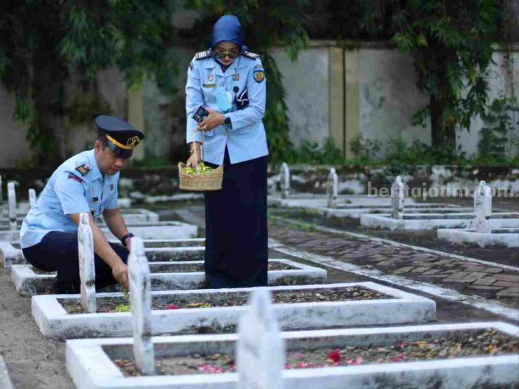 Kalapas Bojonegoro saat melakukan ziarah dan tabur bunga di Makam pahlawan, dalam peringatan Hari Bhakti Pemasyarakatan ke-59.