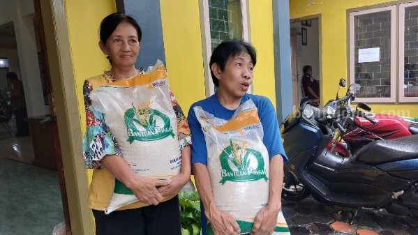 54.574 Warga Magetan Dapat Bantuan Beras 10 Kg Warga Kelurahan Kebonagung, Kecamatan/Kabupaten Magetan saat mengambil bantuan beras di kantor kelurahan setempat, Kamis (6/4/2023)