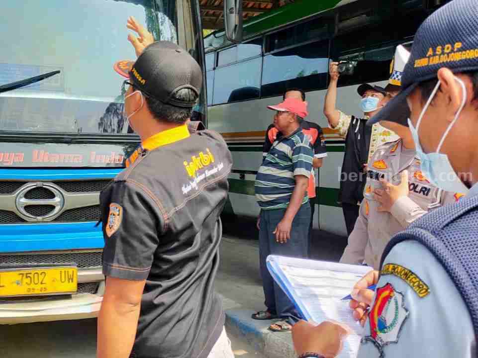 Ram Check yang dilakukan oleh petugas Forum Lalu Lintas di Terminal Rajekwesi Bojonegoro.