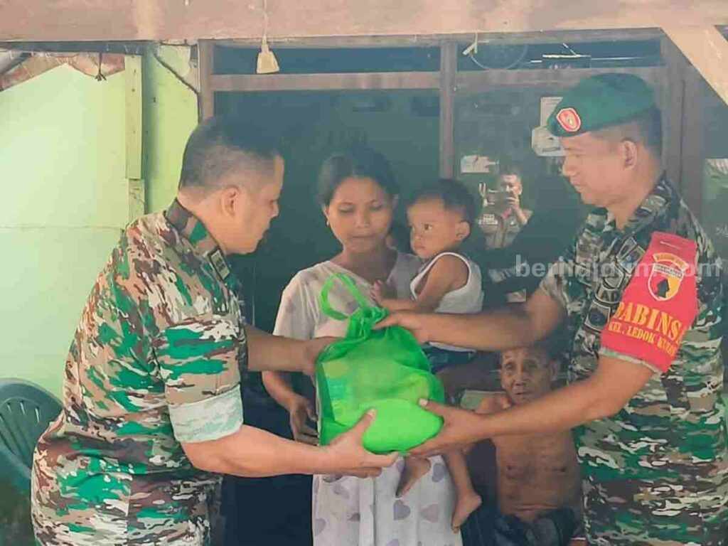 Babinsa Koramil Bojonegoro Berikan Nutrisi Tambahan bagi Bayi Penyerahan Nutrisi tambahan bagi bayi yang tergolong stunting.