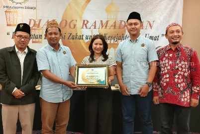 PWI Sidoarjo Gandeng Baznas dan Favehotel Gelar Dialog Literasi Zakat PWI Sidoarjo memberikan piagam penghargaan kepada perwakilan managemen Fave Hotel Sidoarjo