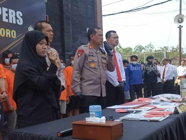 Polres Bojonegoro Amankan 2 Mucikari, Kondom Habis Pakai Jadi Barang Bukti Polres Bojonegoro mengamankan dua mucikari dalam operasi pekat semeru