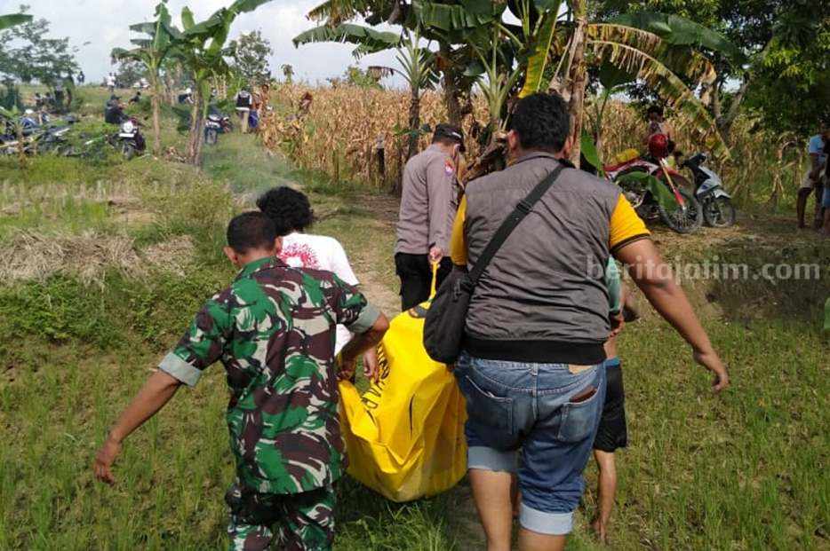 Polisi saat mengevakuasi mayat korban yang tenggelam di Waduk Gondang (Foto: Ist)