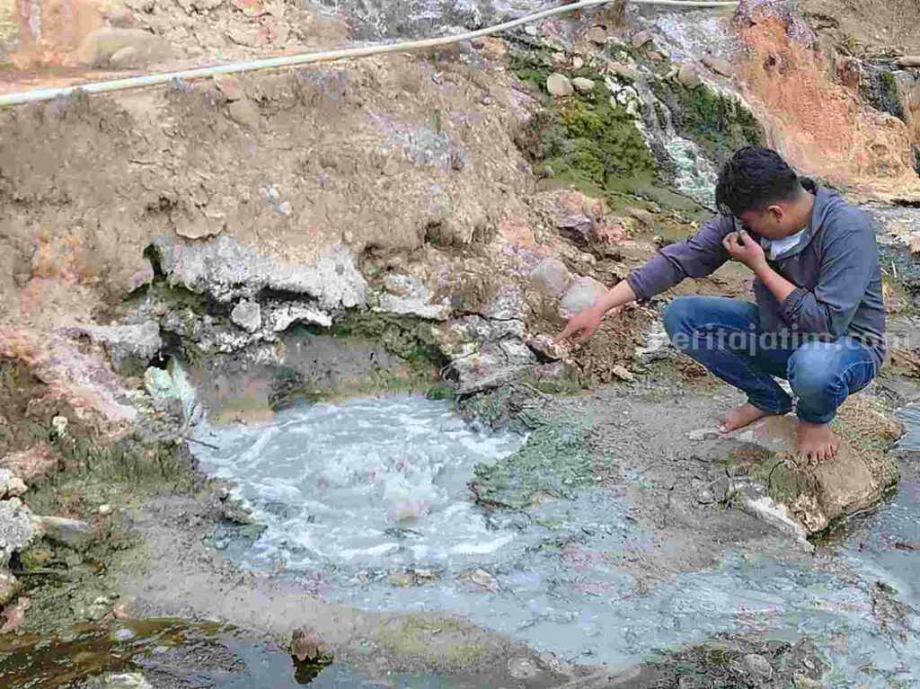 Kandungan Air Semburan Gas di Bojonegoro Tidak Berbahaya Semburan air bercampur lumpur dan mengandung gas di Desa Jari Kecamatan Gondang Kabupaten Bojonegoro.