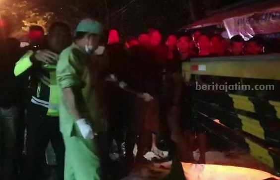 Mayat perempuan yang menabrak bokong truk tronton yang parkir di Lamongan saat dievakuasi (Foto: Istimewa).