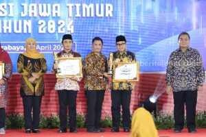 Wali Kota Malang, Sutiaji saat menerima Penghargaan Perencanaan Pembangunan Daerah Terbaik kedua se Jawa Timur. (Humas Pemkot Malang)