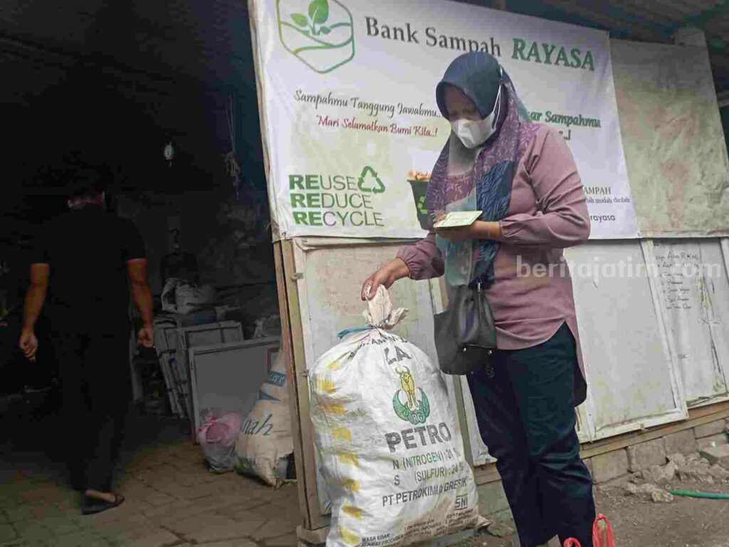 Member Bank Sampah Rayasa saat menabung sampah untuk ditukar emas