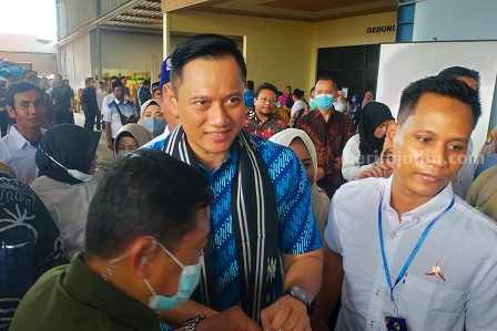 AHY Sapa Ribuan Buruh di Lamongan, Singgung Koalisi 3 Partai AHY saat melakukan Safari Ramadhan dan menyapa buruh di KUD Tani Mulyo, Desa Karanglangit, Kecamatan/Kabupaten Lamongan (Foto: A. Thoriq Hidayatullah/beritajatim.com)