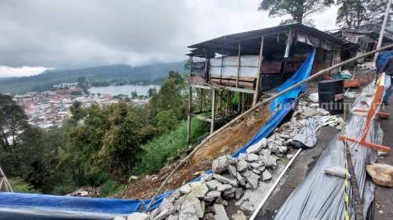 Longsor Kawasan Sarangan Magetan, Lokasi Diberi Penanda oleh Polisi Lokasi longsor di pinggir Jalan Tembus Sarangan-Tawangmangu, Kelurahan Sarangan, Plaosan, Magetan, Jawa Timur.