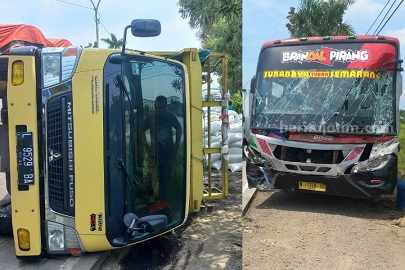 Truk muatan biji plastik yang terguling akibat tertabrak bus saat putar balik di Lamongan (Foto: A. Thoriq Hidayatullah/beritajatim.com).
