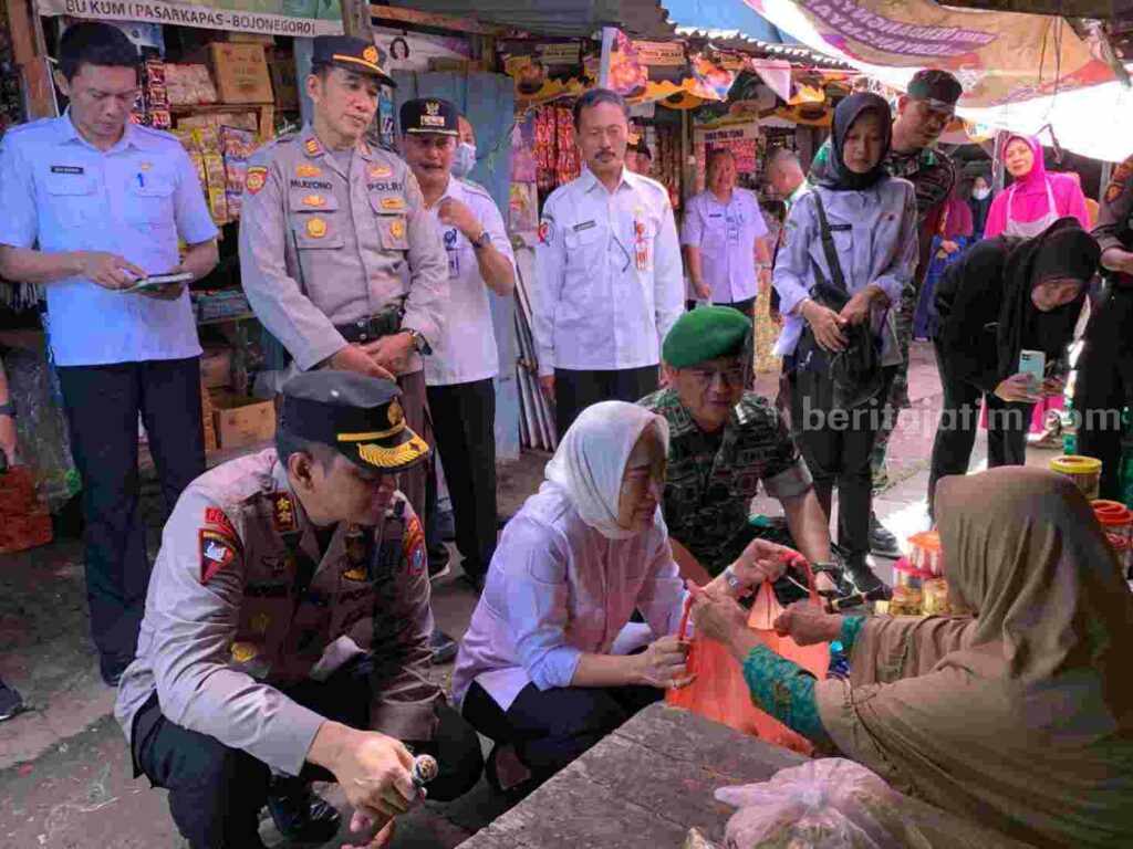 Bupati Bojonegoro Anna Mu'awanah bersama Forpimda melakukan sidak harga dan stok kebutuhan pokok jelang lebaran, di pasar kapas.