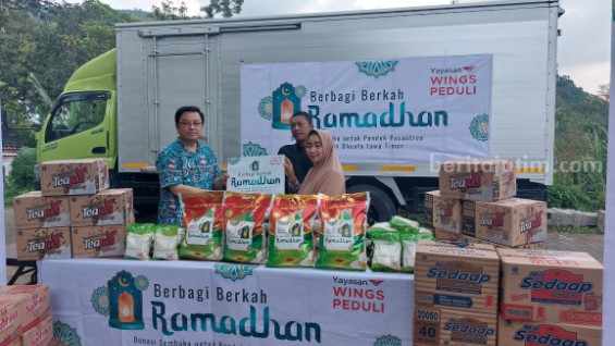 Perwakilan Yayasan Wings Peduli saat memberikan bantuan secara simbolis untuk sejumlah pesantren di kawasan Mataraman, Sabtu (15/4/2023)