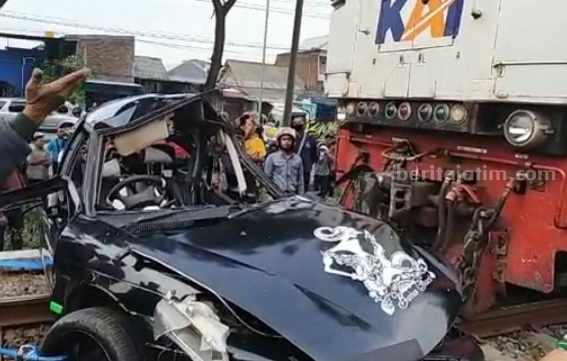 Sedan milik korban yang ringsek akibat tertabrak KA di perlintasan palang pintu, Lamongan (Foto: A. Thoriq Hidayatullah/beritajatim.com)