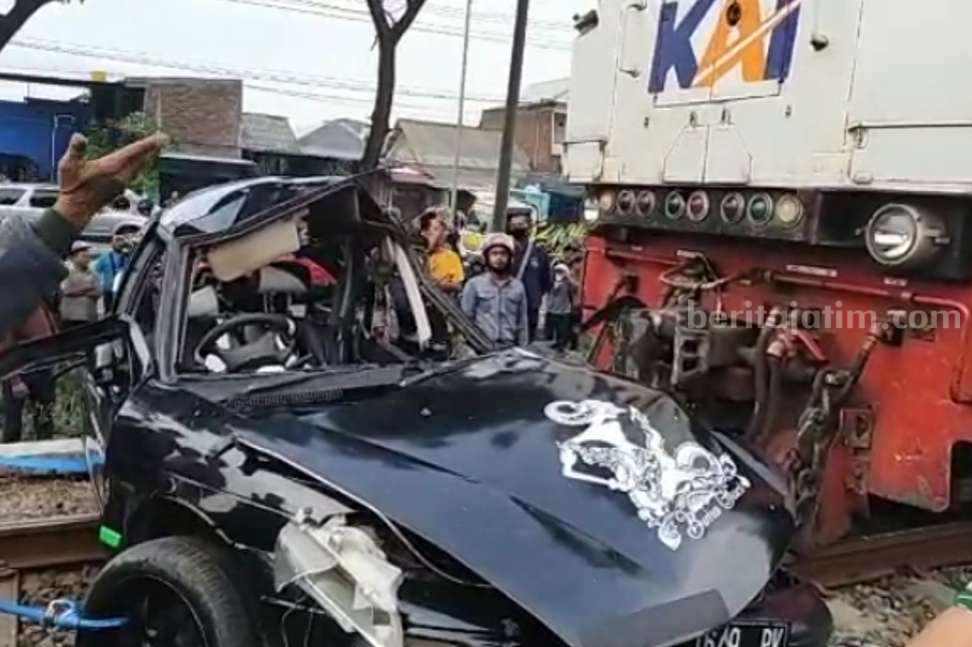 Tabrakan dengan Sedan di Lamongan, Lokomotif KA Jayabaya Diganti, Perjalanan Tertunda 60 Menit Insiden tabrakan antara KA Jayabaya dengan sedan di rel perlintasan Dusun Plalangan, Desa Plosowahyu, Kecamatan/Kabupaten Lamongan (Foto: A. Thoriq Hidayatullah/beritajatim.com)