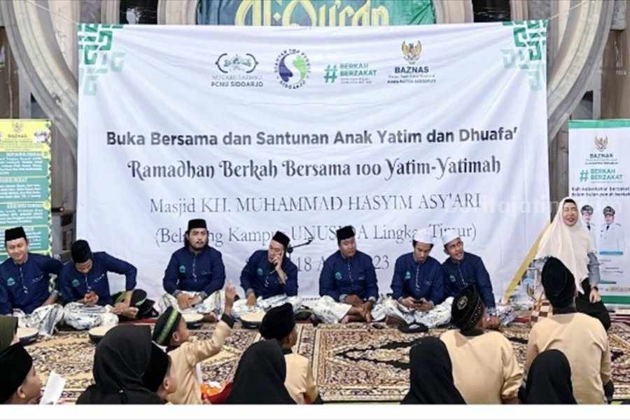 Santunan anak-anak yatim di Masjid KH Muhammad Hasyim Asy'ari komplek pergudangan Jalan Lingkar Timur Rangkah Sidoarjo.