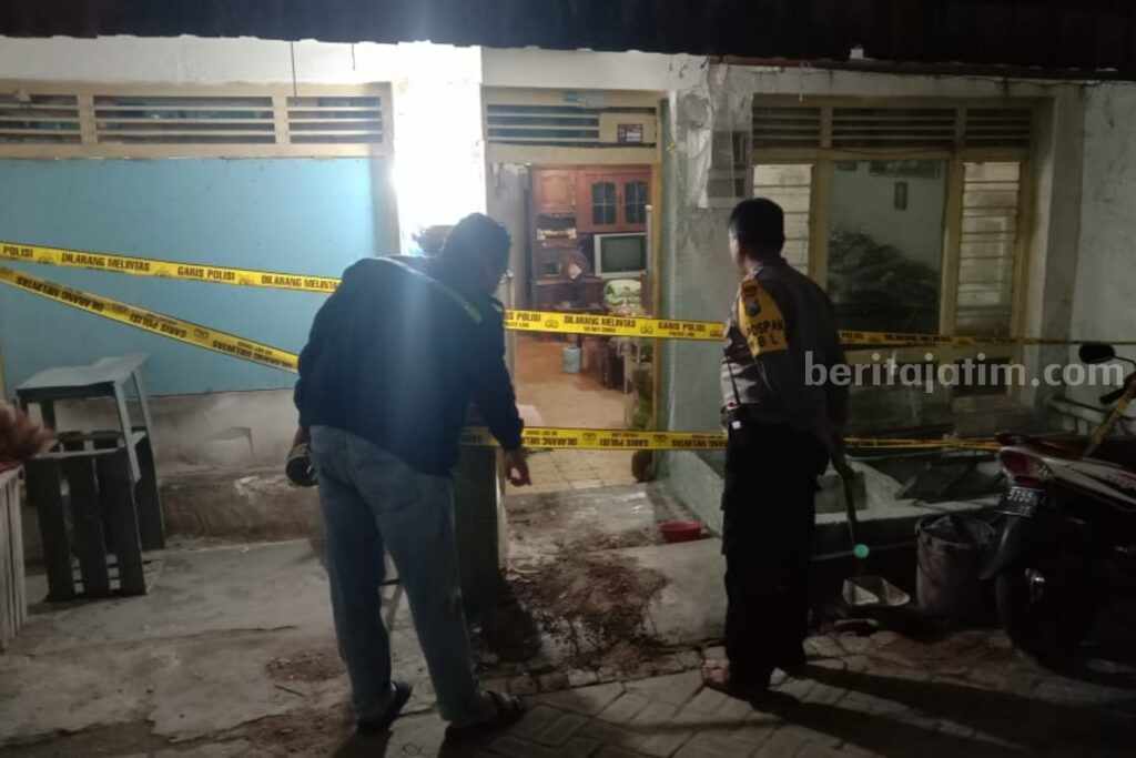 Kakek di Lamongan Jadi Korban Penusukan Pria Tak Dikenal, Meninggal 2 Hari Pasca Kejadian Rumah dari kakek di Lamongan yang meninggal akibat ditusuk oleh pelaku tak dikenal di bagian perutnya (Foto: Istimewa)