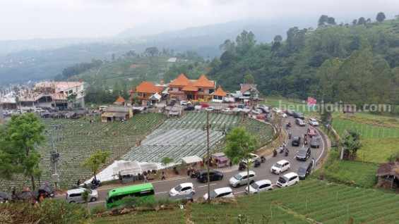 Libur Lebaran 2023, Jalan Menuju Sarangan Magetan Dipadati Kendaraan Kawasan Tikungan Strawberry yang dipadati kendaraan pada Libur Lebaran 2023, Senin (24/4/2023)