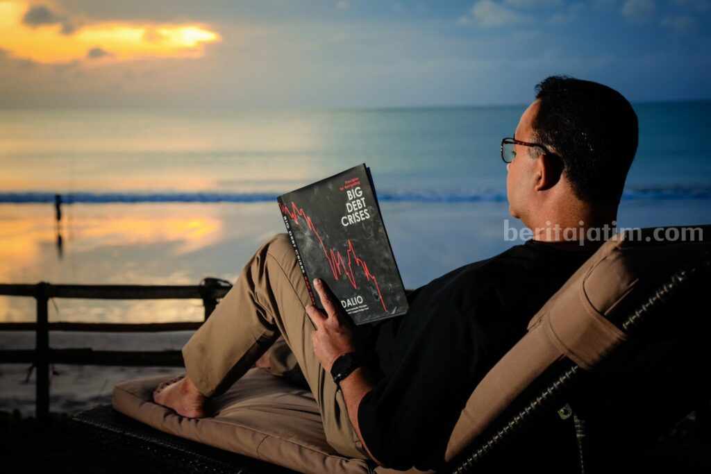 Anies Bersantai Baca Buku Saat Senja, Ini Tafsir Politiknya