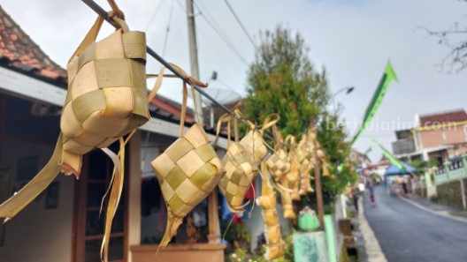 Ketupat yang digantung sejauh satu kilometer menghiasi kawasan dusun yang dikenal sebagai Kampung Nahdlatul Ulama (NU) tersebut pada Sabtu (29/4/2023).