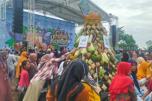 Festival Kupatan di Kecamatan Paciran, Lamongan yang berlangsung semarak dan dipadati pengunjung (Foto: A. Thoriq Hidayatullah/beritajatim.com).