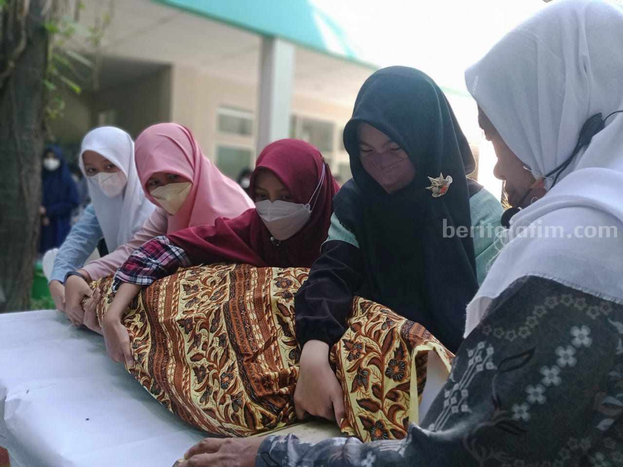Siswa SMP Al Falah Deltasari Sidoarjo belajar merawat jenazah.