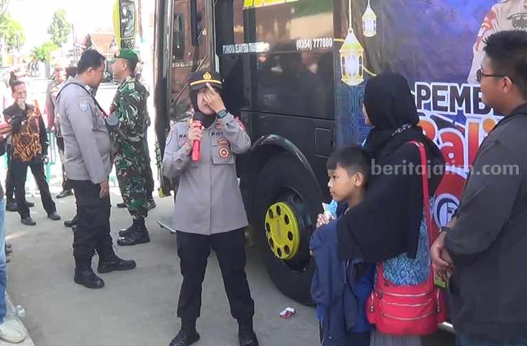 Momen Kasat Binmas Polres Blitar menangis ingat ibu di kampung halaman saat kegiatan balik mudik gratis