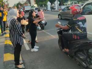Inda Raya saat membagikan takjil pada anak-anak dan pengguna jalan di area Bakorwil Madiun bersama Pemuda Gereja GSJA Shekinah Glory Madiun, Selasa (11/04/2023) Inda Raya saat membagikan takjil pada anak-anak dan pengguna jalan di area Bakorwil Madiun bersama Pemuda Gereja GSJA Shekinah Glory Madiun, Selasa (11/04/2023)
