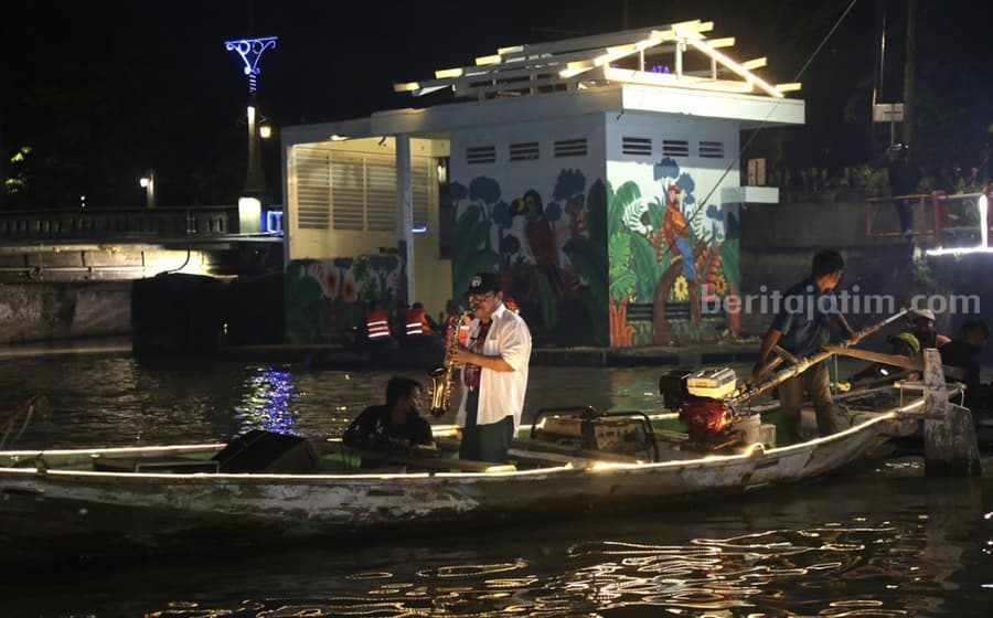 Menikmati Senja di Warung Apung Kalimas, Mulai Rp10 Ribuan Wisata Susur Sungai Kalimas Surabaya.