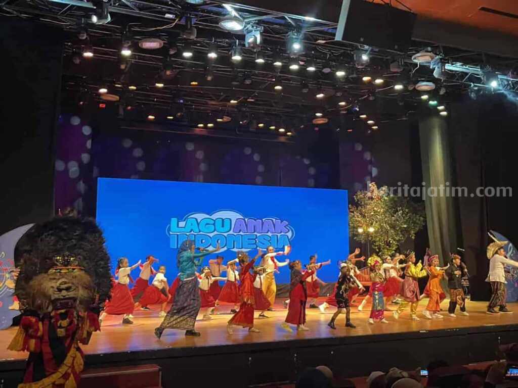 Duta KILA 2023 menyanyikan lagu bernuansa anak di Balai Pemuda Surabaya.[foto/ademasrio].