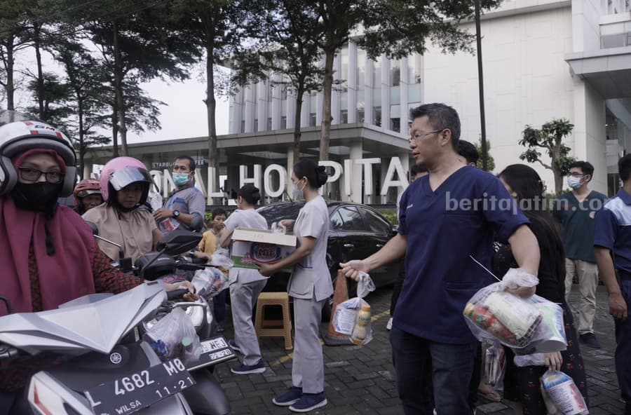National Hospital Surabaya Bagi Takjil Sekaligus Tips Jaga Kesehatan Saat Mudik Para dokter di National Hospital Surabaya saat membagikan takjil kepada pengendara R2 di Jalan Mayjen Yono Soewono.