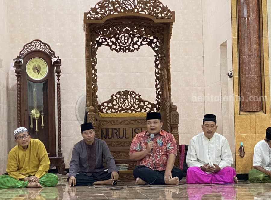 Achmad Hidayat saat doa bersama dan santunan anak yatim piatu di Masjid Fisabilillah Kelurahan Krembangan Selatan, Kamis (20/4/2023) malam.