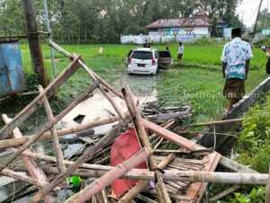 Kecelakaan Tunggal, Avanza Hilang Kendali Masuk ke Sawah di Sampang Kondisi mobil laka tunggal di Sampang jelang buka puasa (Foto: Zamachsari/beritajatim.com)