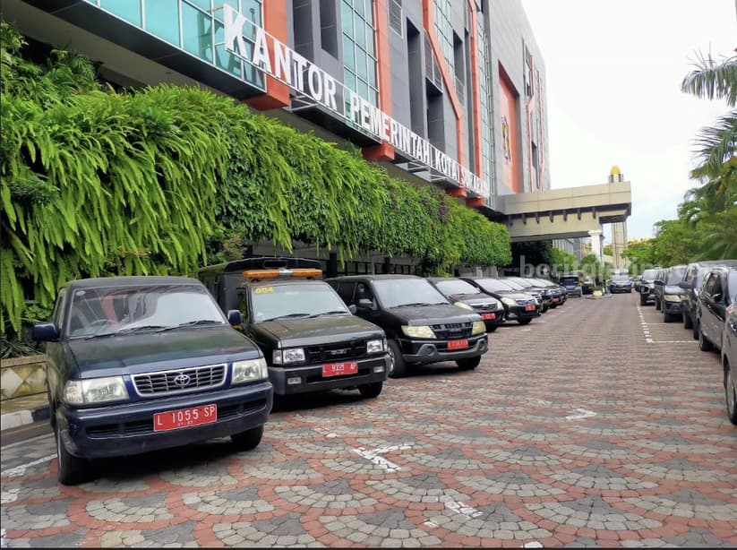 Mobil dinas plat merah Pemkot Surabaya.