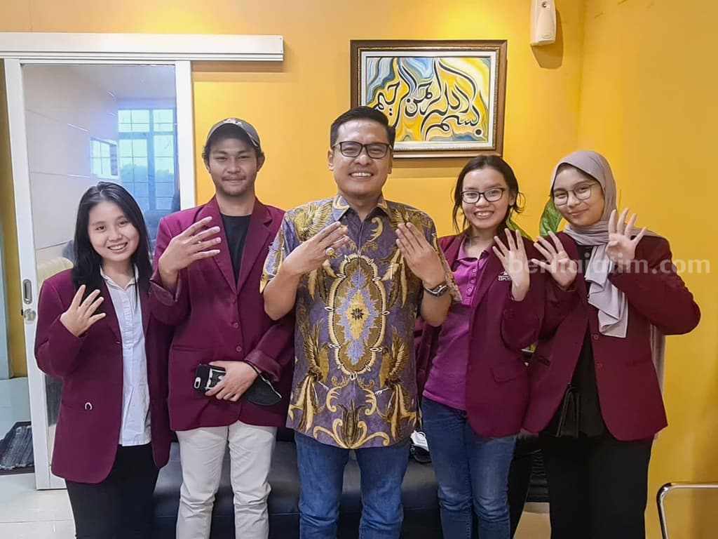 Ketua DPD Golkar Surabaya, Arif Fathoni saat menerima empat mahasiswa Universitas Ciputra