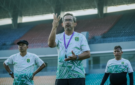 Aji Santoso Jadi Pelatih Lokal Paling Awet di Liga 1