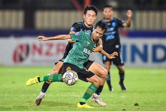 Arema menyerah 0-3 saat bertemu Bhayangkara FC di Stadion PTIK pada Jumat (14/4) malam. (Foto: ANTARA FOTO/M Risyal Hidayat)