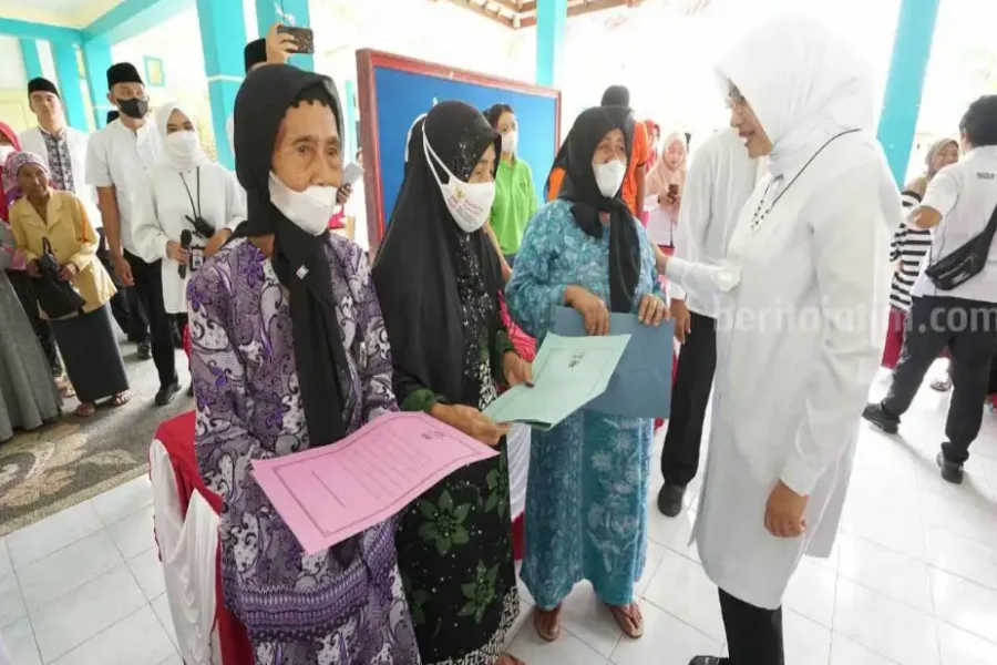 Ratusan Ribu Warga Banyuwangi Terima Bansos Jelang Lebaran Bansos Banyuwangi