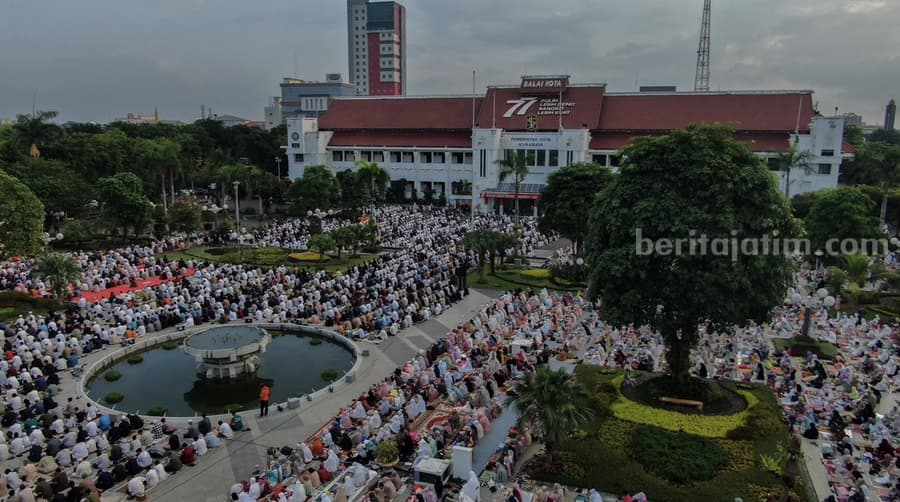 Warga Surabaya