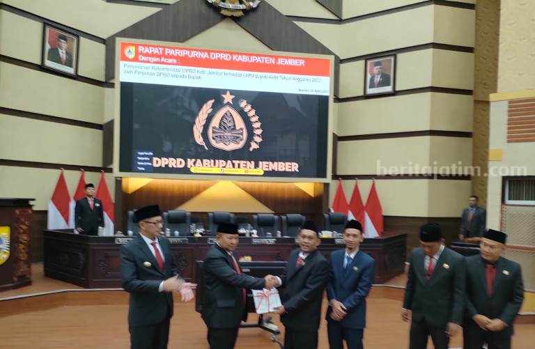 DPRD Jember Serahkan Rekom LKPJ ke Bupati Hendy Jelang Sahur