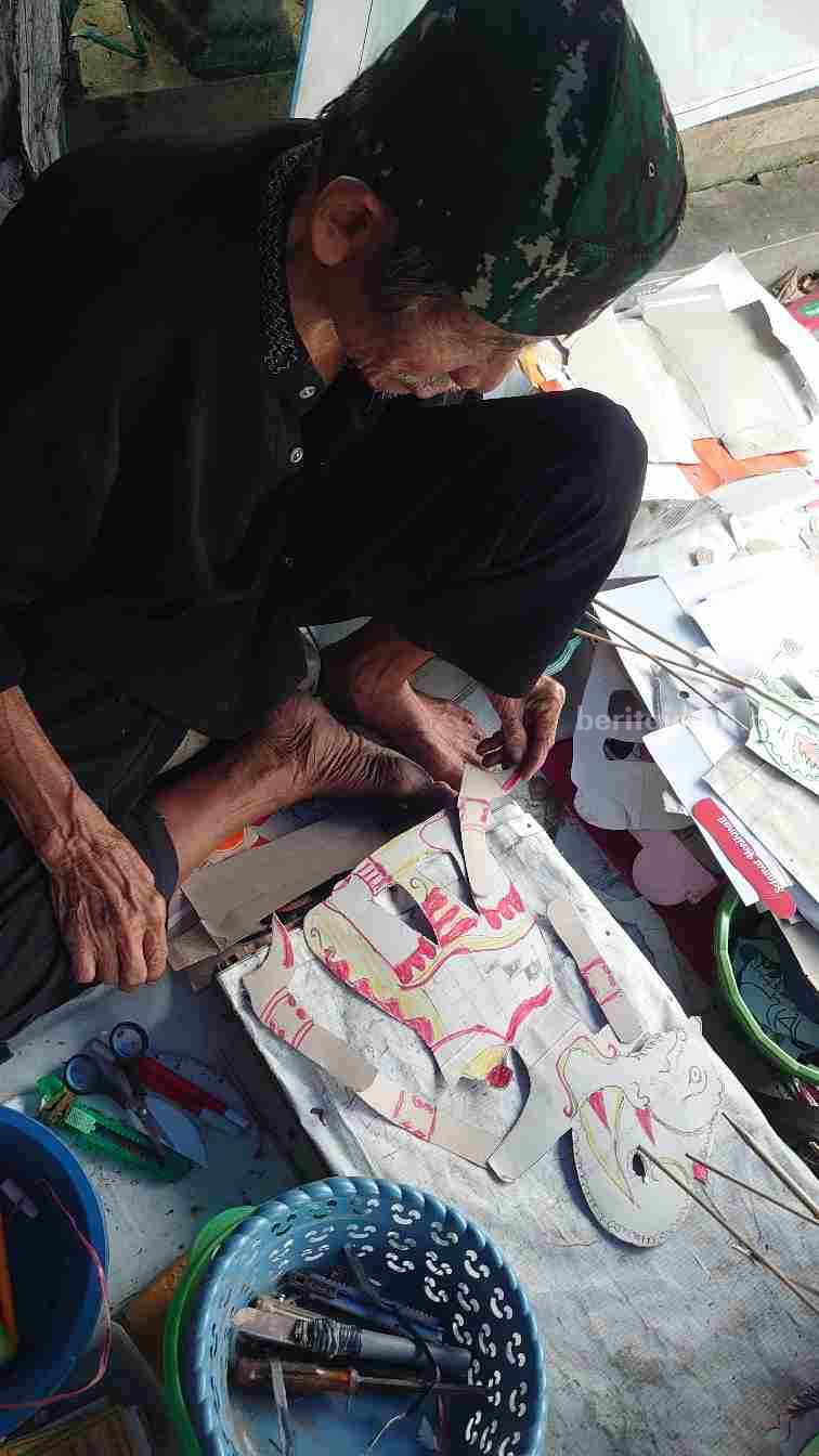 Mbah Jhony, penjual wayang kertas dari Bojonegoro.
